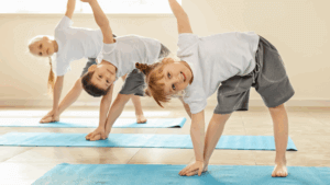 Kinder machen Yoga-Übungen in einer fröhlichen Gruppe