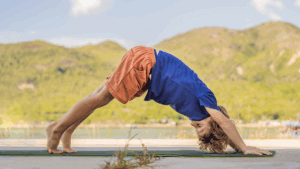 Kind übt Yoga-Pose im Park